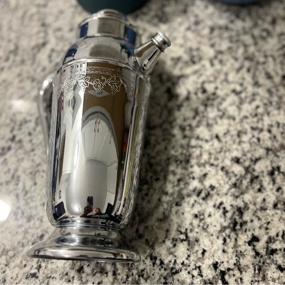 Vintage Martini Shaker Mid-Century Chrome Grapevine with a Pour spout - Picture 2 of 16